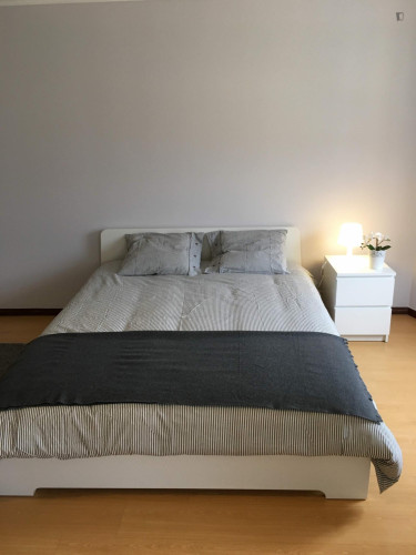 Quarto com cama de casal em apartamento com 3 quartos - Gallery - 4
