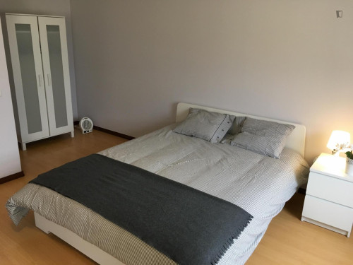 Quarto com cama de casal em apartamento com 3 quartos - Gallery - 2