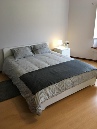 Quarto com cama de casal em apartamento com 3 quartos - Gallery - 3