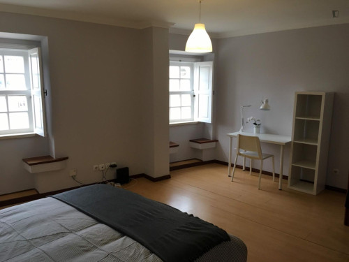 Quarto com cama de casal em apartamento com 3 quartos