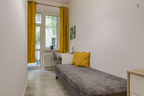 Comfy single bedroom near the Śródmieście train station