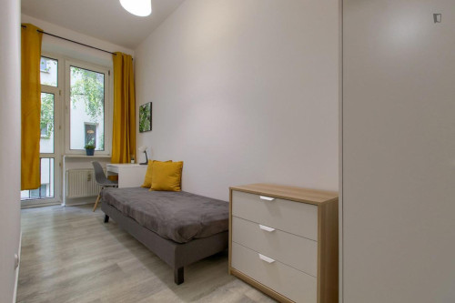 Comfy single bedroom near the Śródmieście train station