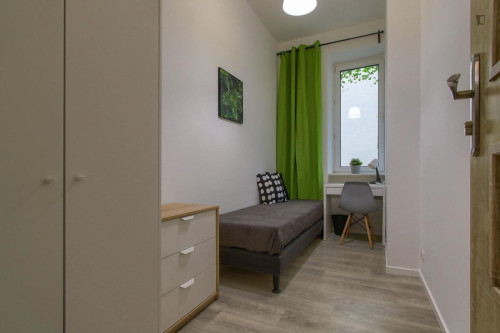 Homely single bedroom near the Rondo ONZ metro