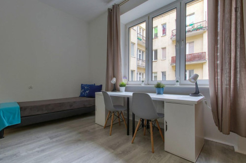 Bright twin bedroom near the Śródmieście train station