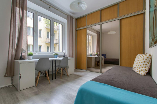 Bright twin bedroom near the Śródmieście train station