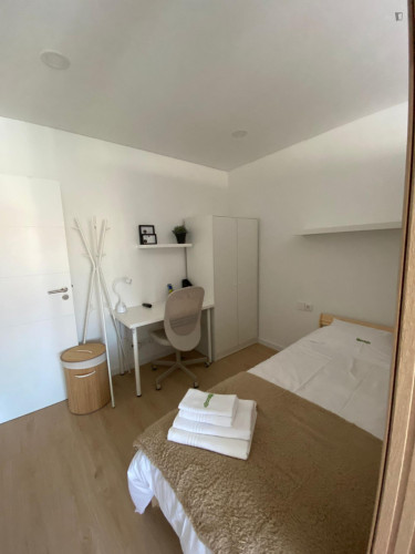 Lovely bedroom in Almada