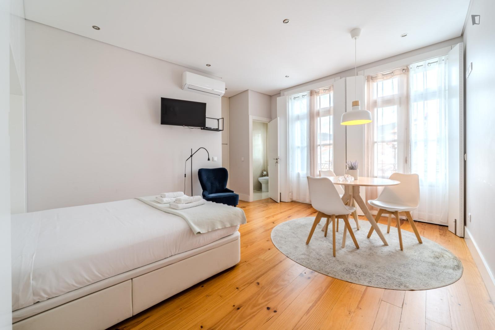 Large And Bright Studio In Guimarães - 1