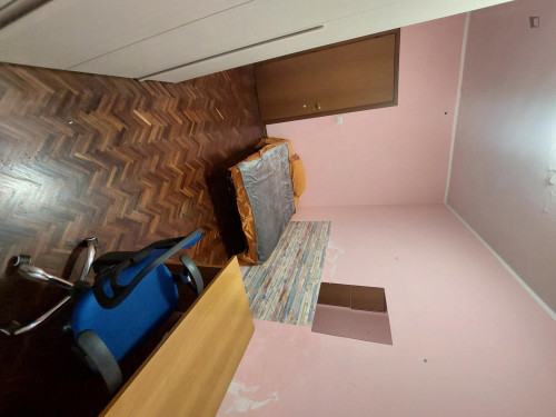 Single bedroom, with balcony, in 3-bedroom apartment