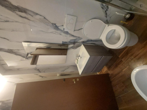 Single bedroom, with balcony, in 3-bedroom apartment  - Gallery -  5