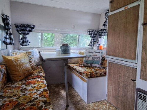 WATERSIDE room available - caravan
