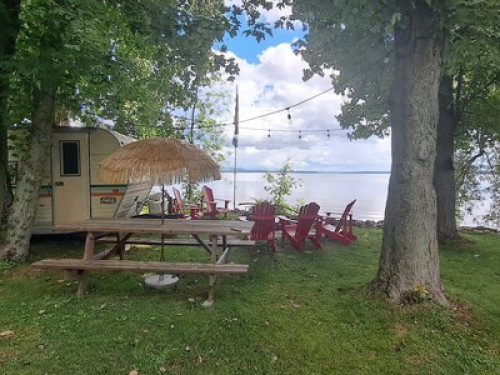 WATERSIDE room available - caravan