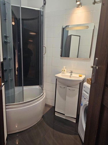 Spacious bedroom in 4 bedroom apartment  - Gallery -  5