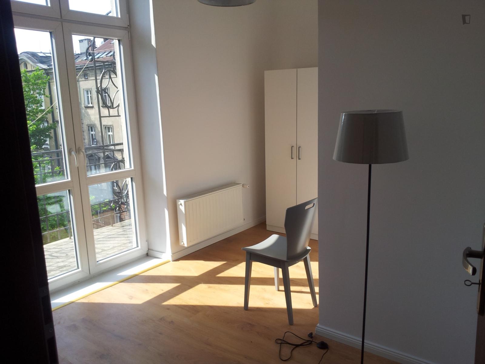 Spacious Bedroom In 4 Bedroom Apartment - Spacious bedroom in 4 bedroom apartment - Gallery - 1