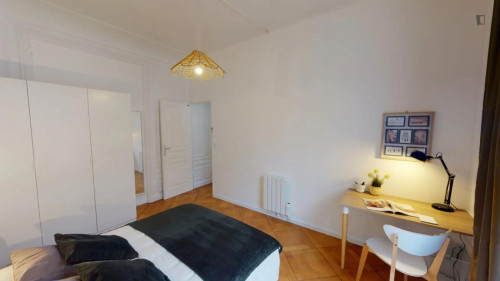 Interesting double bedroom in Chaillot