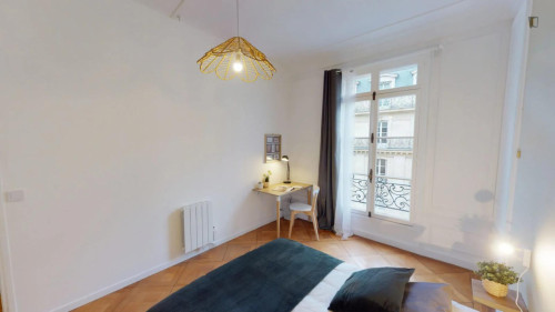 Interesting double bedroom in Chaillot