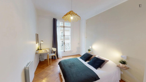 Interesting double bedroom in Chaillot