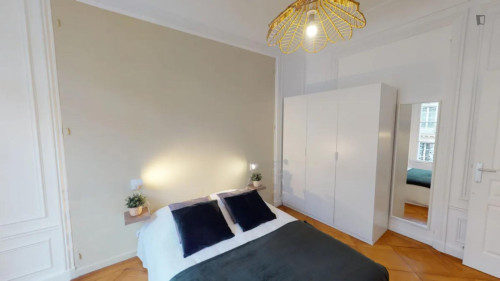 Interesting double bedroom in Chaillot