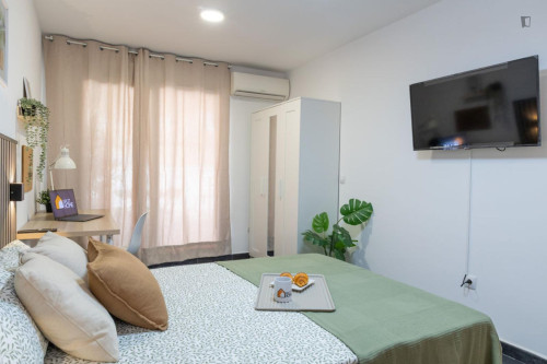 Neat double bedroom in Yuncos