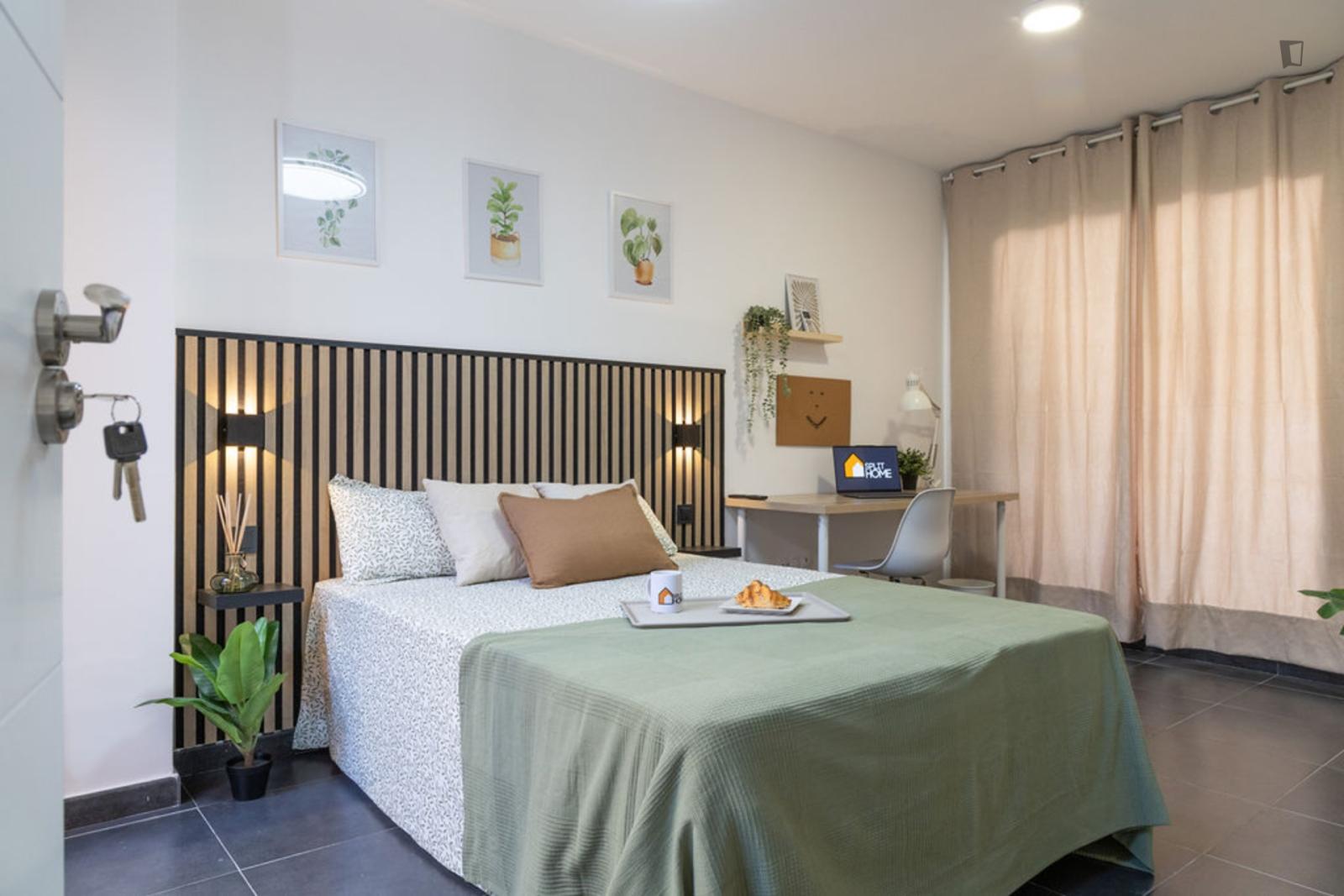 Neat Double Bedroom In Yuncos - 1