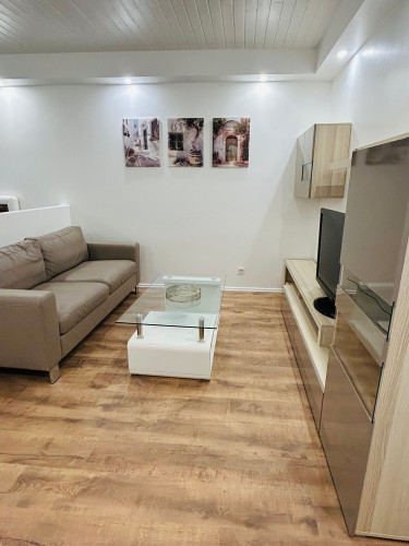 Cozy, fully furnished apartment – ideal for business commuters.