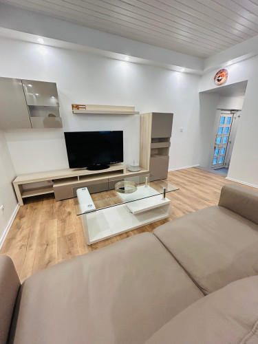 Cozy, fully furnished apartment – ideal for business commuters.