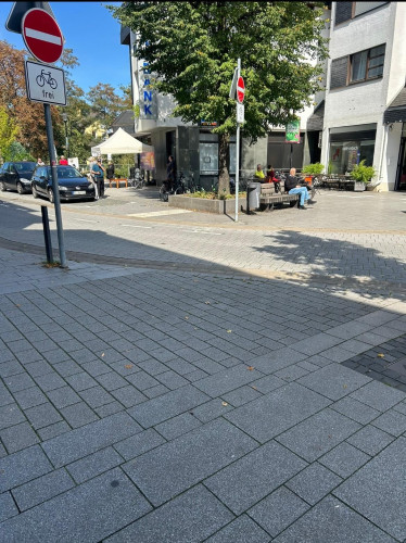 Cozy, fully furnished apartment – ideal for business commuters.