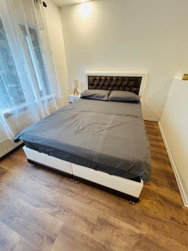 Cozy, fully furnished apartment – ideal for business commuters.