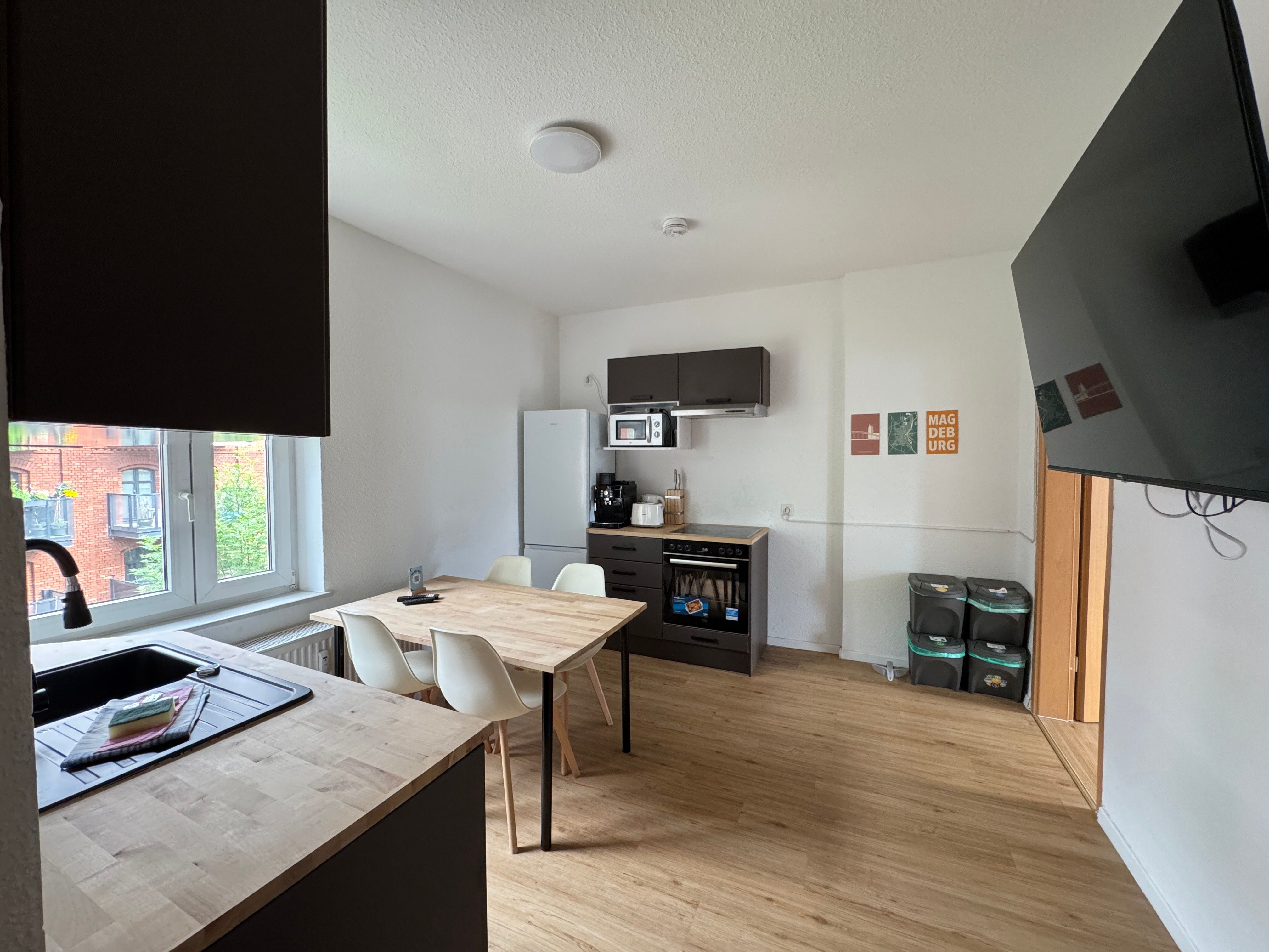 Luvonio Apartments – Modern & Centrally Located With Wi-Fi, 55-Inch Smart TV & DeLonghi Coffee Machi - 5