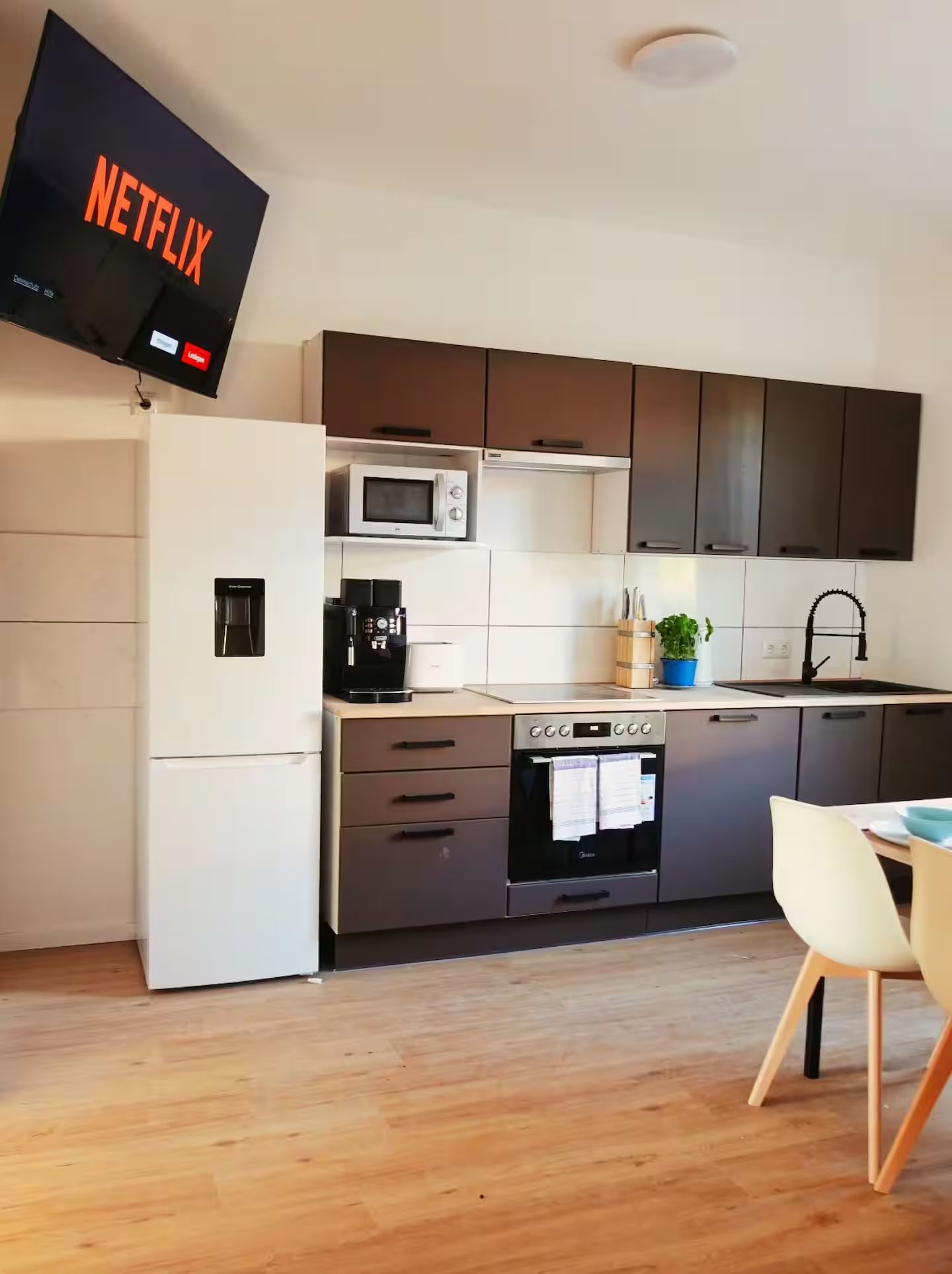 Luvonio Apartments – Modern & Centrally Located With Wi-Fi, 55-Inch Smart TV & DeLonghi Coffee Machi - 6