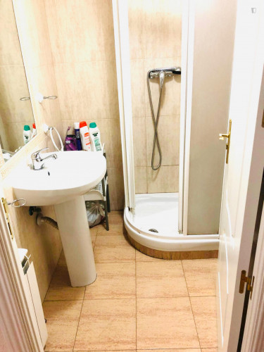 Cozy single bedroom 5' walking from UAX (Universidad Alfonso X El Sabio)