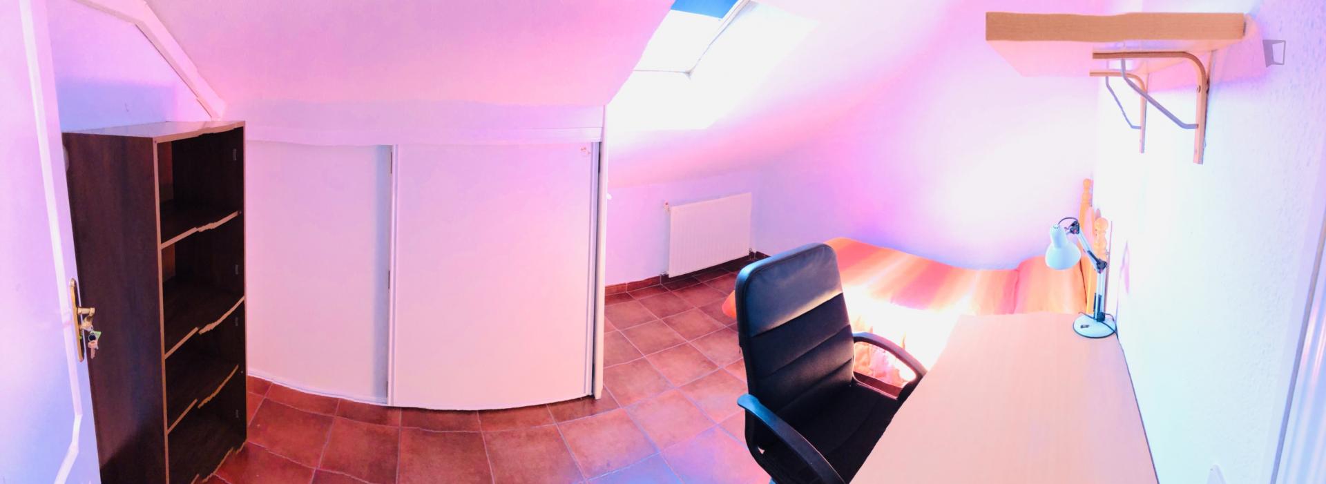  Cozy Single Bedroom 5' Walking From UAX (Universidad Alfonso X El Sabio)  -  Cozy single bedroom 5' walking from UAX (Universidad Alfonso X El Sabio)  - Gallery -  3