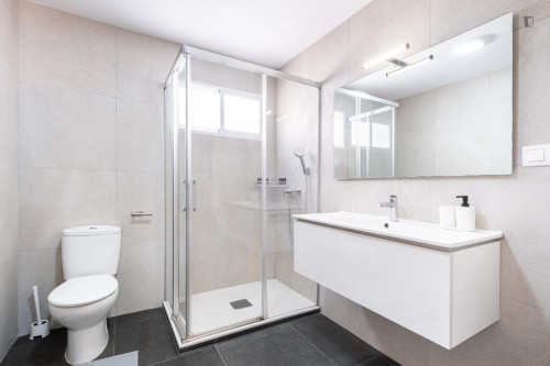 Very cool double ensuite bedroom in Benalua - Gallery - 5