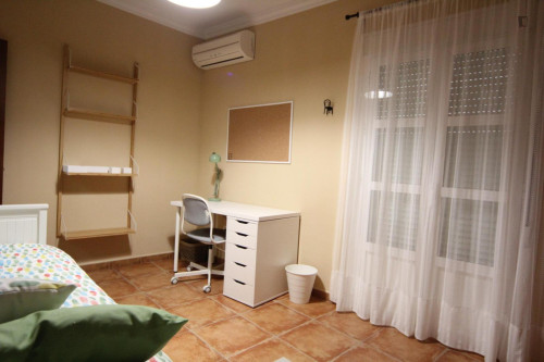 Welcoming Single Bedroom with a balcony close to Puerto Real Train Station