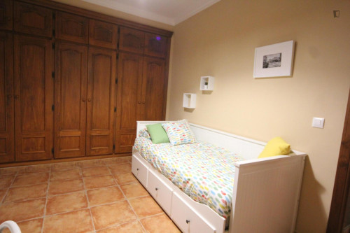 Welcoming Single Bedroom with a balcony close to Puerto Real Train Station