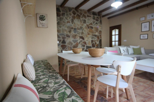 Welcoming Single Bedroom with a balcony close to Puerto Real Train Station