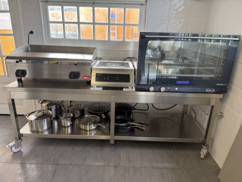 Vibrant Coliving Retreat for Senior Travelers in Serene Ribeirinha Central