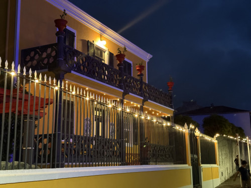 Vibrant Coliving Retreat for Senior Travelers in Serene Ribeirinha Central