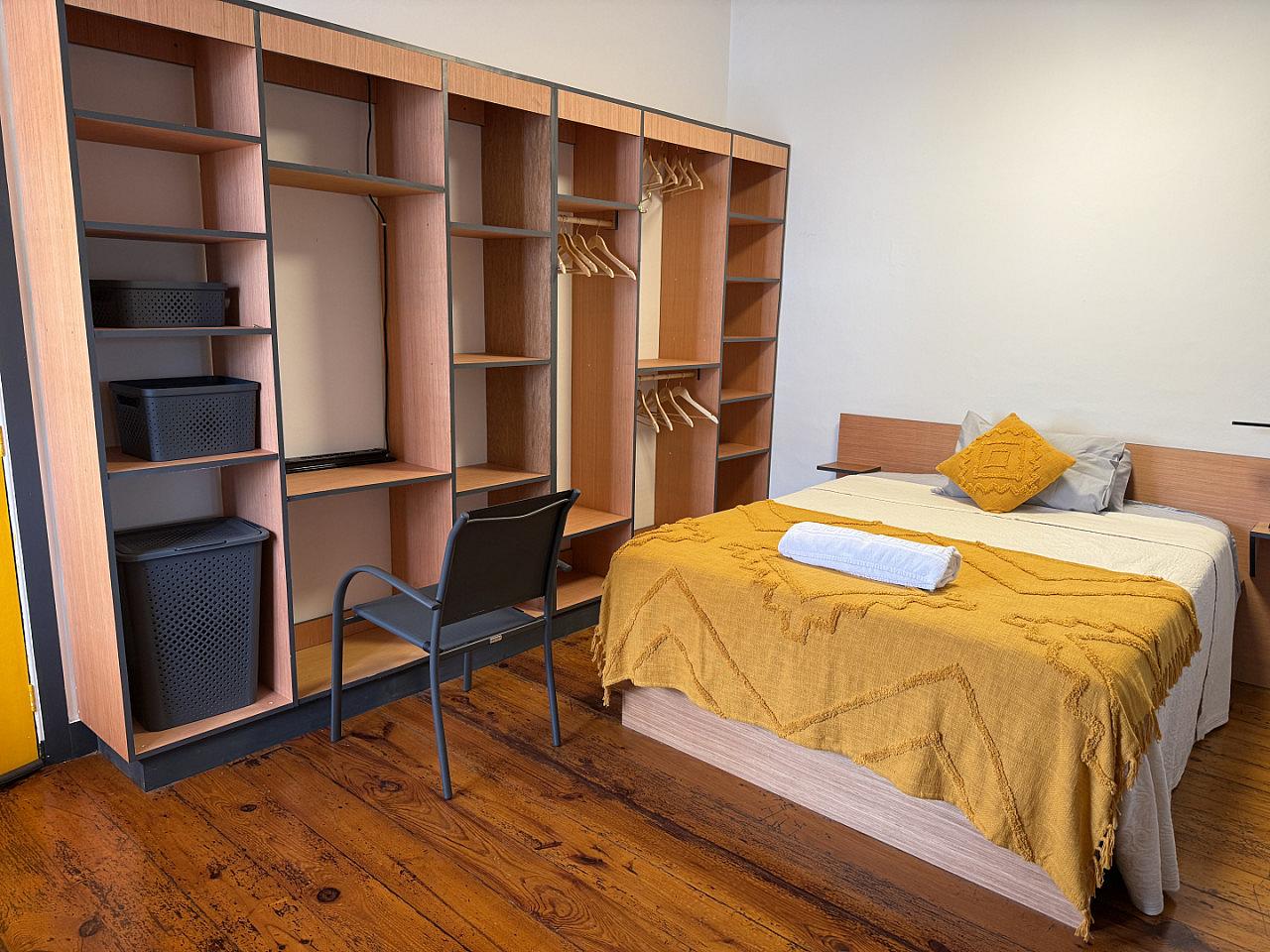 Regular Bedroom - Vibrant Coliving Retreat for Senior Travelers in Serene Ribeirinha Central - Gallery - 9