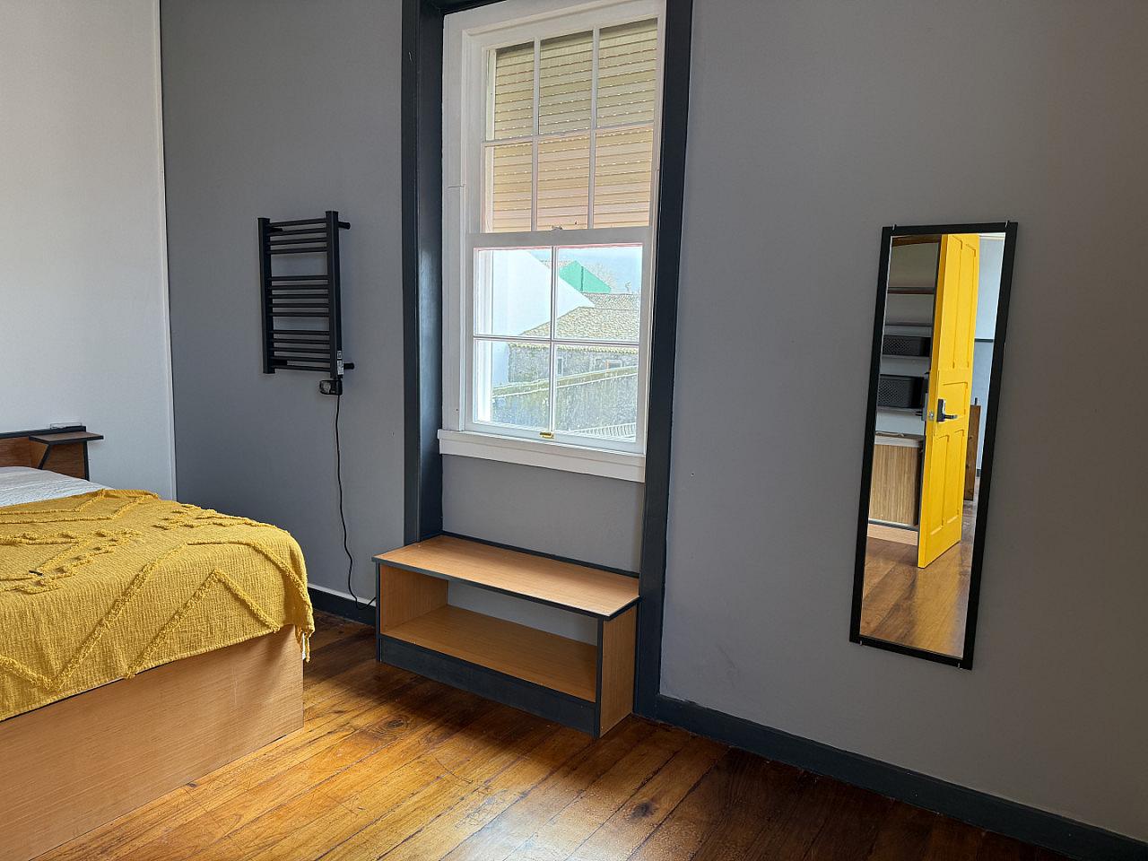 Regular Bedroom - Vibrant Coliving Retreat for Senior Travelers in Serene Ribeirinha Central - Gallery - 11
