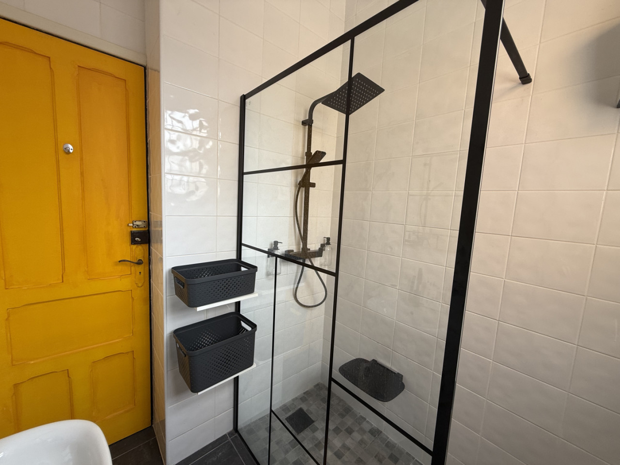 Regular Bedroom - Vibrant Coliving Retreat for Senior Travelers in Serene Ribeirinha Central - Gallery - 6
