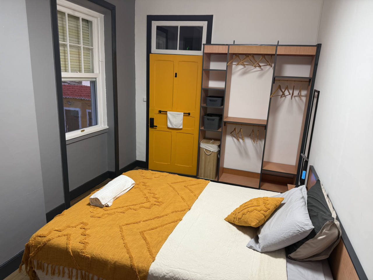 Regular Bedroom - Vibrant Coliving Retreat for Senior Travelers in Serene Ribeirinha Central - Gallery - 5