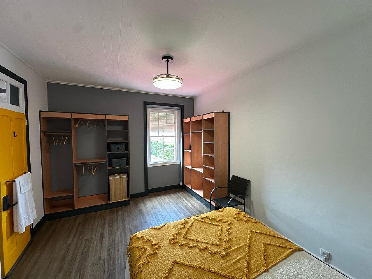 Regular Bedroom - Vibrant Coliving Retreat for Senior Travelers in Serene Ribeirinha Central - Gallery - 8