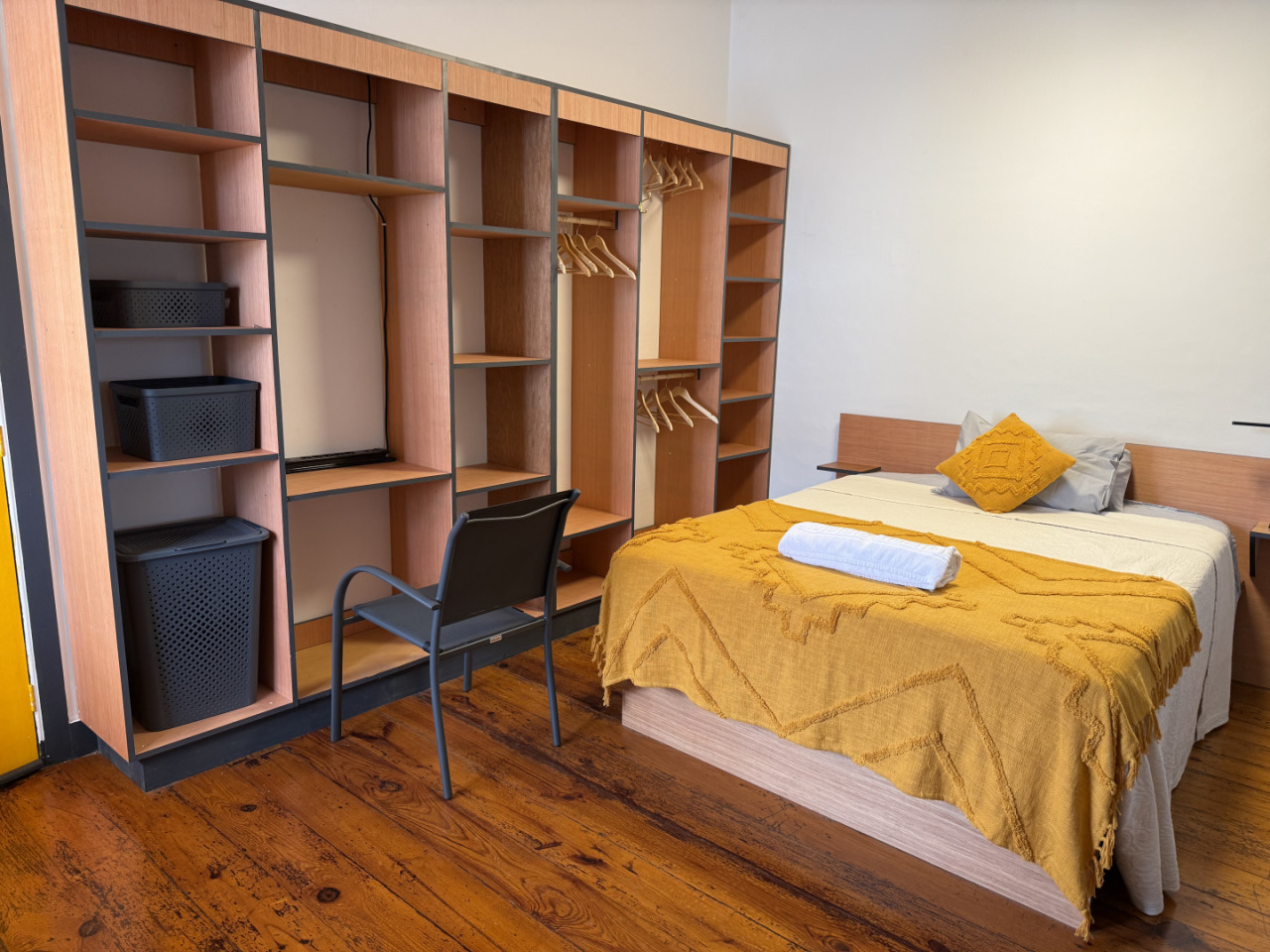 Regular Bedroom - Vibrant Coliving Retreat for Senior Travelers in Serene Ribeirinha Central - Gallery - 2