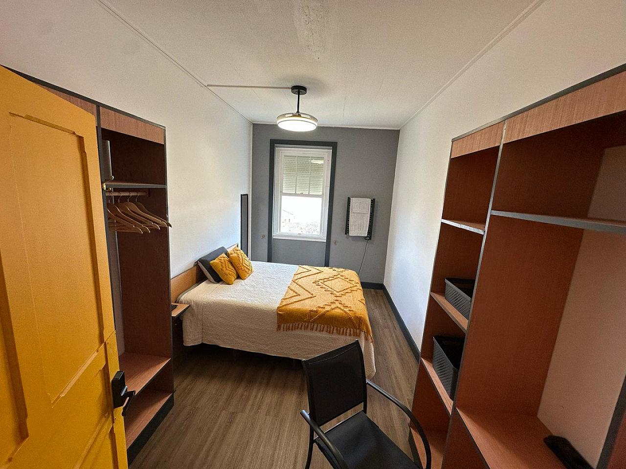 Small Bedroom - Vibrant Coliving Retreat for Senior Travelers in Serene Ribeirinha Central - Gallery - 11