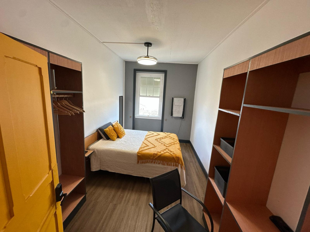 Small Bedroom - Vibrant Coliving Retreat for Senior Travelers in Serene Ribeirinha Central - Gallery - 7