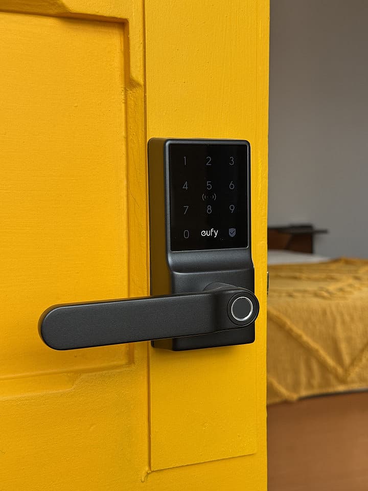 Small Bedroom - Vibrant Coliving Retreat for Senior Travelers in Serene Ribeirinha Central - Gallery - 3