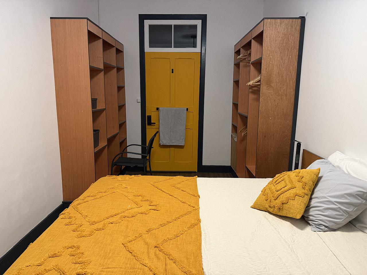 Small Bedroom - Vibrant Coliving Retreat for Senior Travelers in Serene Ribeirinha Central - Gallery - 5
