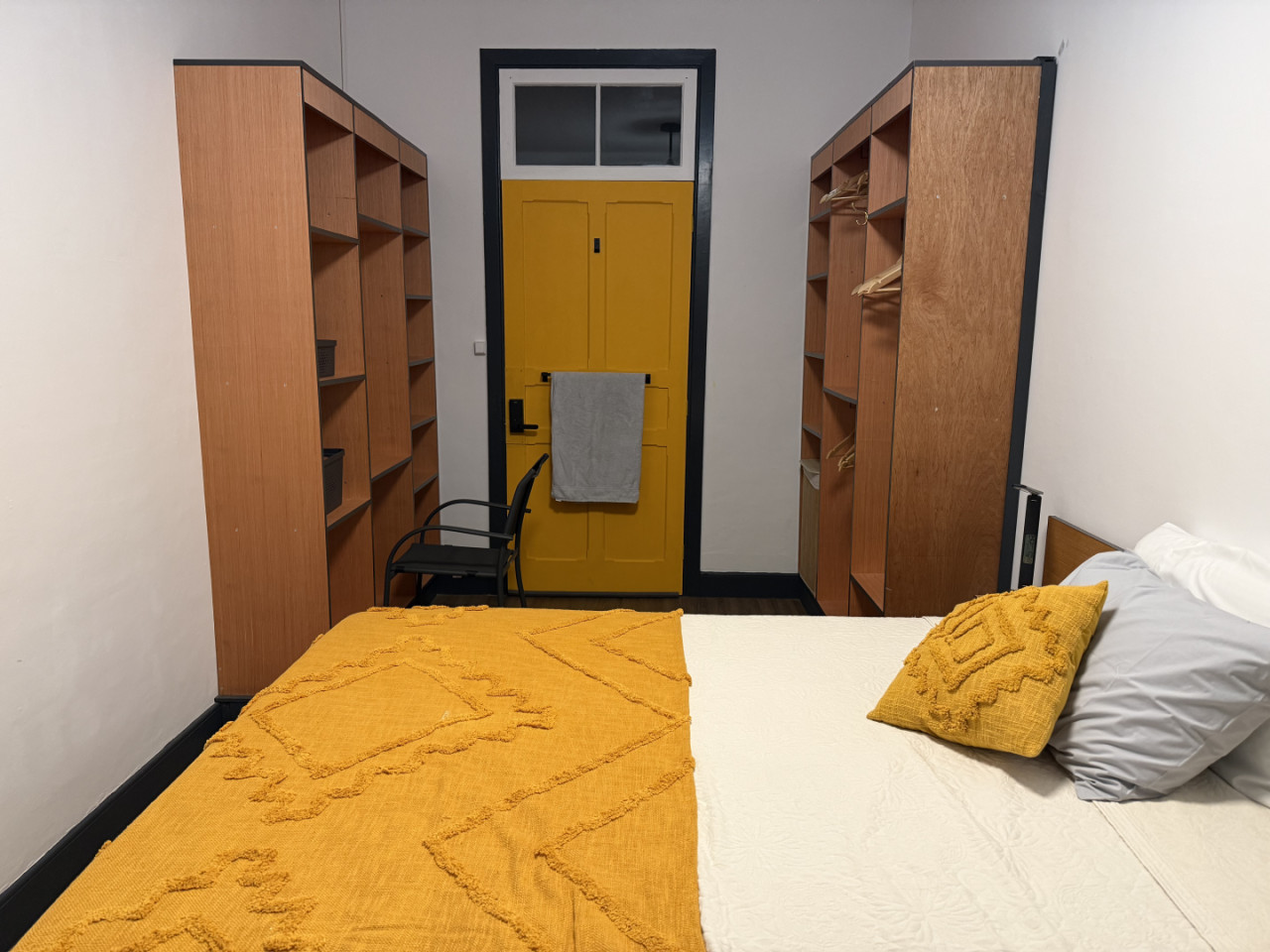 Small Bedroom - Vibrant Coliving Retreat for Senior Travelers in Serene Ribeirinha Central - Gallery - 10