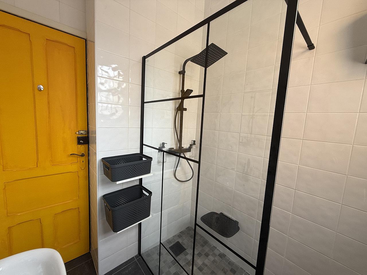 Ground Suite - Vibrant Coliving Retreat for Senior Travelers in Serene Ribeirinha Central - Gallery - 7