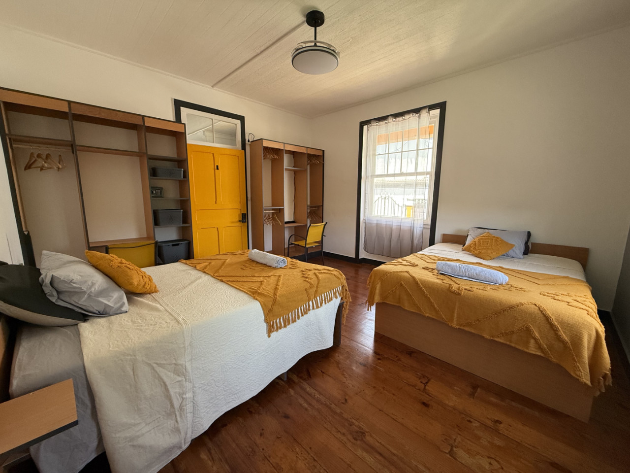 Ground Suite - Vibrant Coliving Retreat for Senior Travelers in Serene Ribeirinha Central - Gallery - 2
